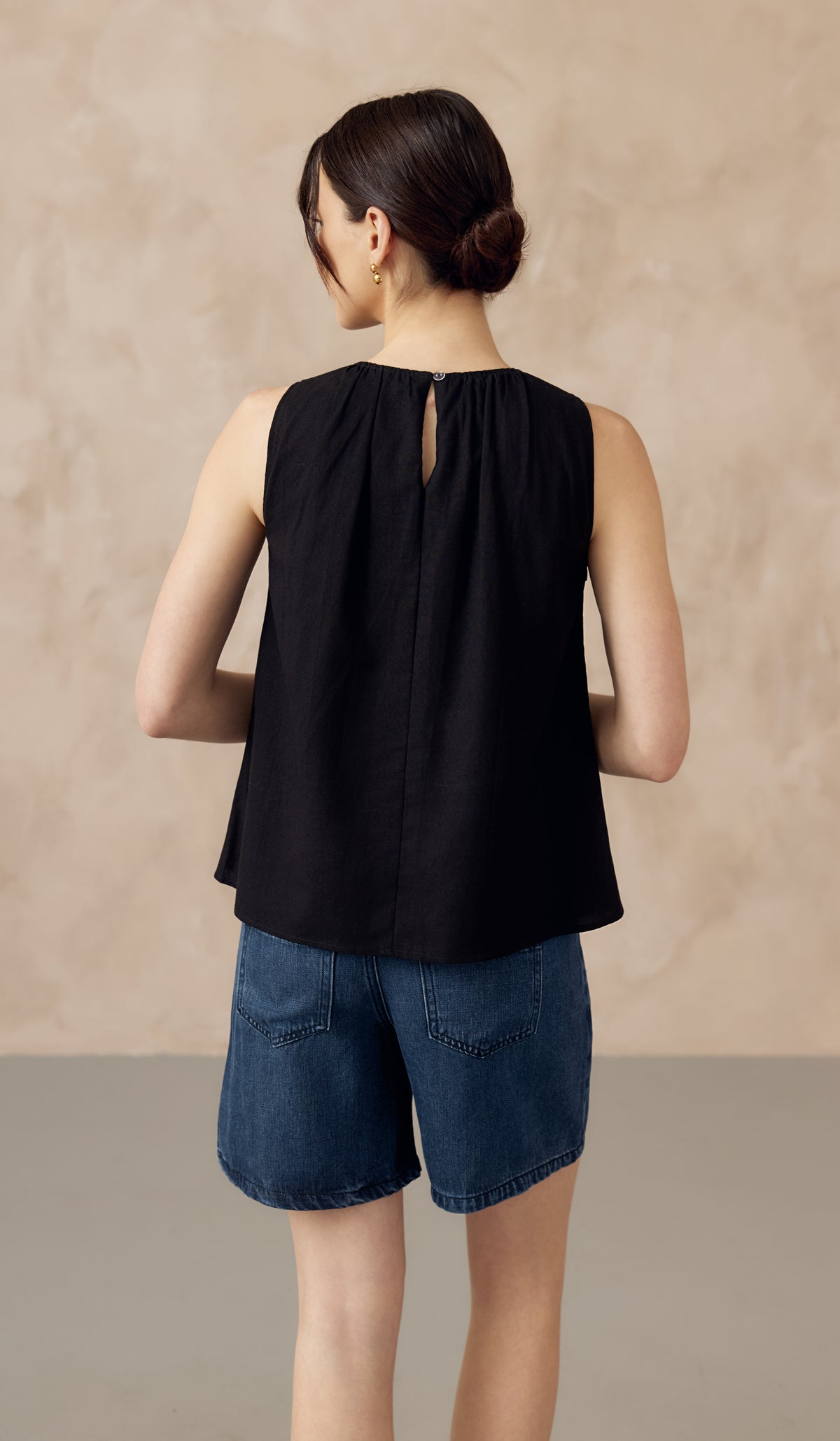 ALLANA RUCHED LINEN TOP BLACK